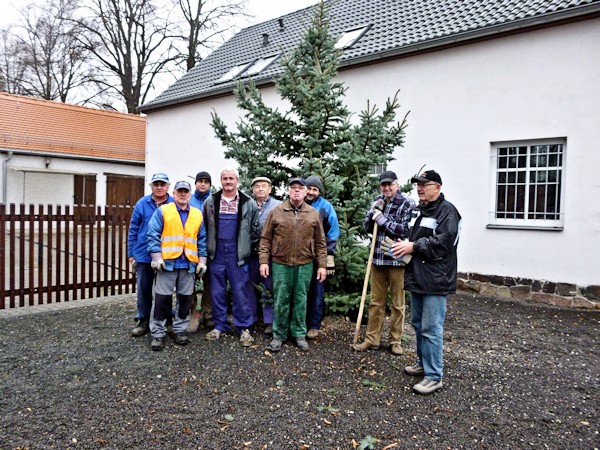 Der Baum steht - die Männer sind's zufrieden / Foto: Rolf Sperling