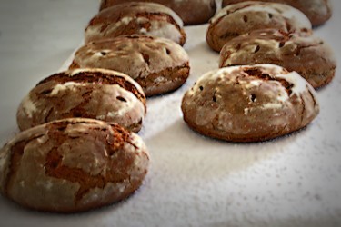 Frisches Brot aus dem historischen Backofen