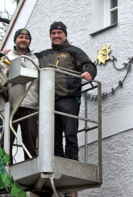 Axel Hofmann und Frank Palloks haben die Sonnenuhr angebracht